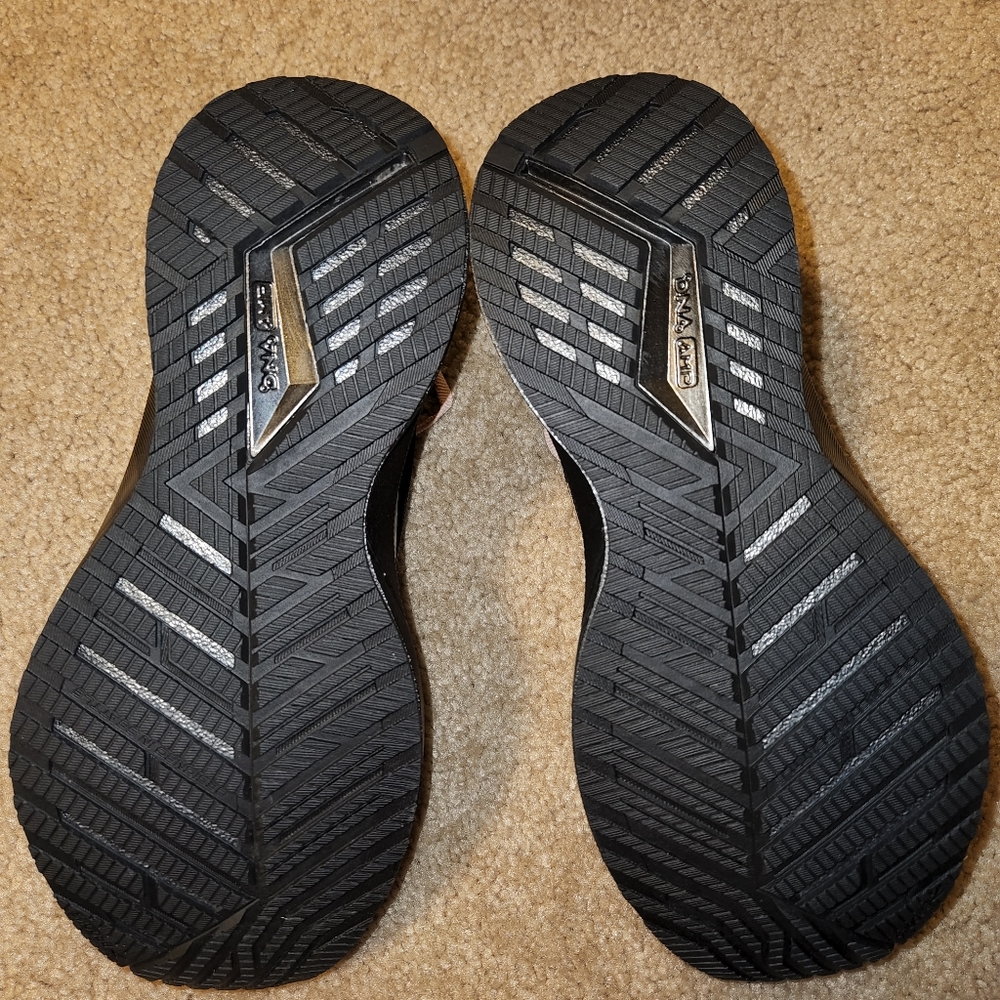 Like New Brooks Levitate 4 - Picture 4 of 9